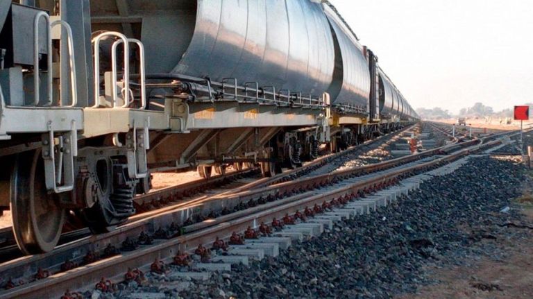 Ferraro da los primeros indicios de cómo avanzará el Ferrocarril Norpatagónico thumbnail