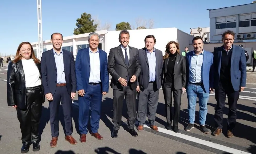 El ministro con Gutiérrez, Figueroa y el resto de la comitiva nacional.