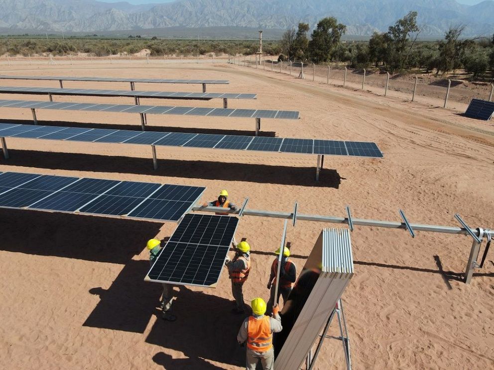 Energía solar: acuerdo para suministrar energía renovable en el polo petroquímico de Bahía Blanca
