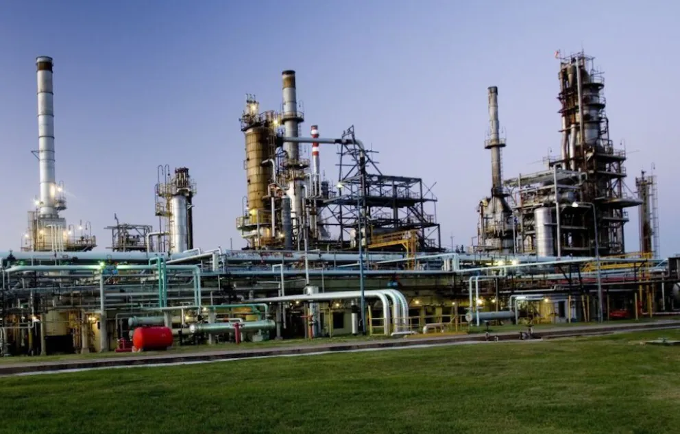 Santa Fe dialoga con YPF por la reconversión de la refinería de San Lorenzo  en un polo de biocombustibles para aviones | Mejor Energía