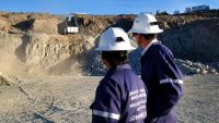 La minería pisa el freno, pero Vaca Muerta sostiene el pulso