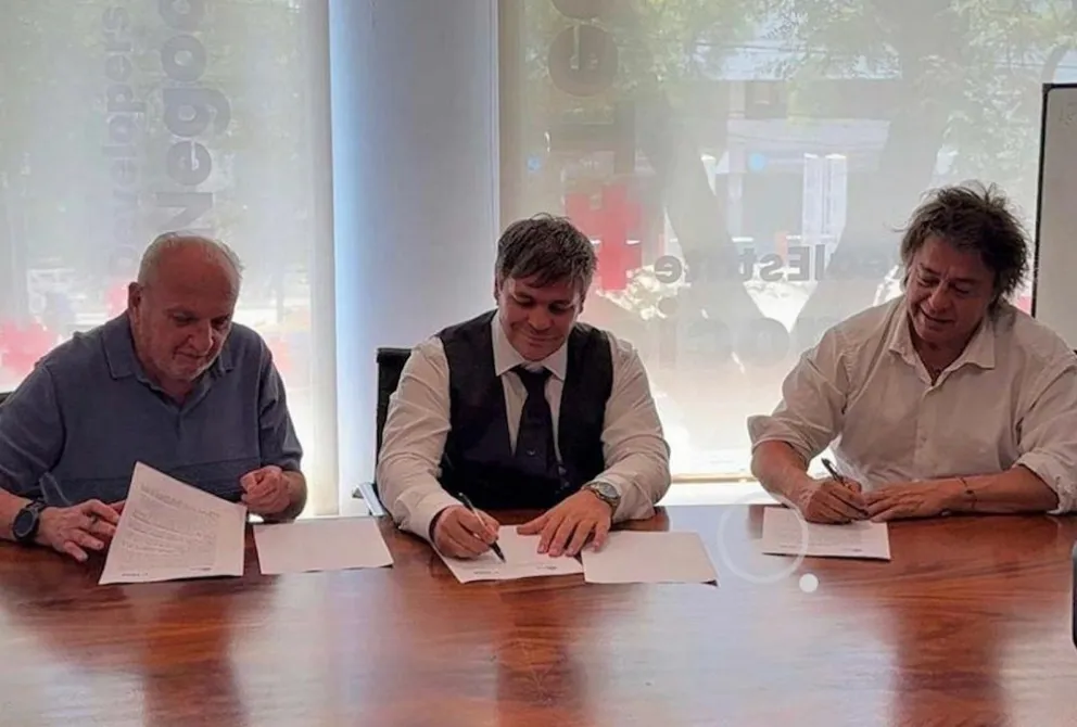 Las autoridades en la firma del acuerdo.