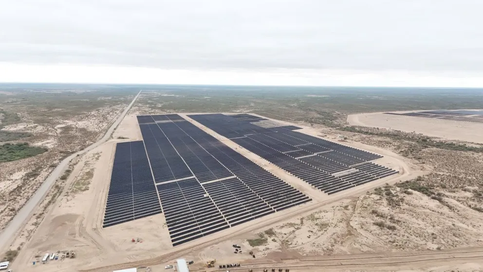 El complejo cuenta con 250.000 paneles solares en 500 hectáreas.